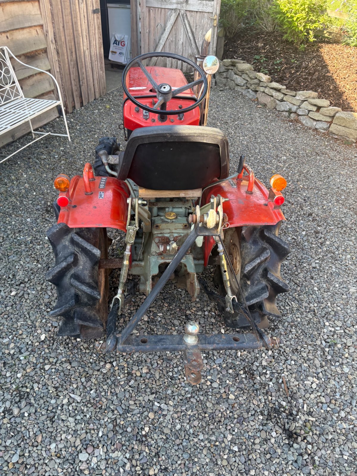Yanmar compact tractor 11 HP c/w towing hitch and rear PTO — photo 2 of 9